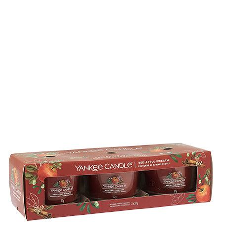 YANKEE CANDLE Red Apple Wreath Votive Candle in Glass 3 X 37 G - Parfumby.com