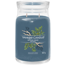 YANKEE CANDLE Bayside Cedar Signature Candle ( pobřežní cedr ) - Vonná svíčka 567.0g